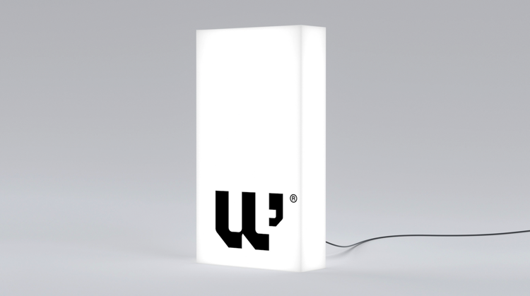 極簡的白色燈箱-只有一個logo.png