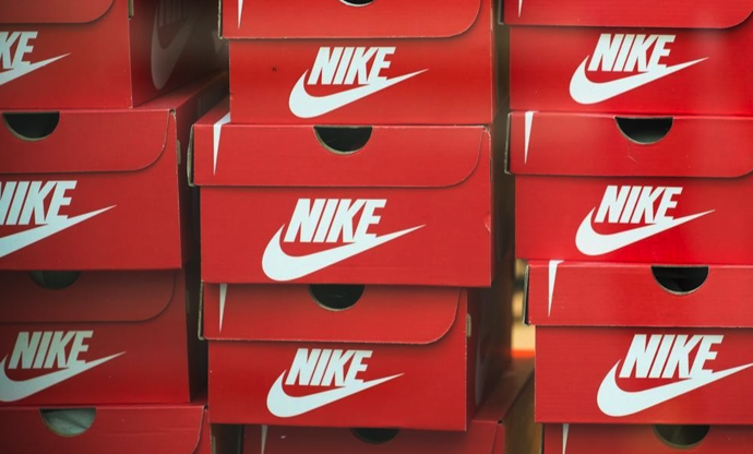 Nike的Logo設(shè)計是一個經(jīng)典的“Swoosh”圖形，簡潔而富有力量感.png